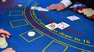 Pengguna menikmati hiburan casino dan sports via smartphone Android di lokasi Indonesia