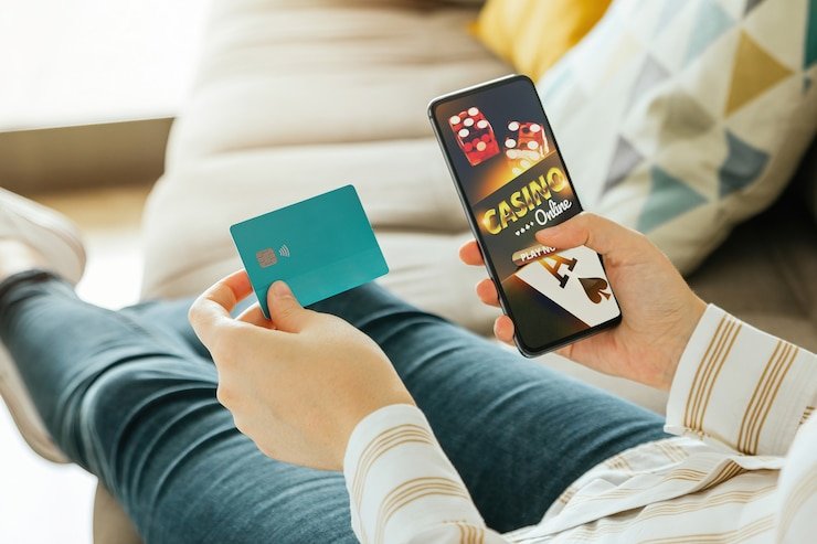 Pengguna smartphone yang sedang membaca ketentuan penggunaan platform digital studi kasus Indonesia